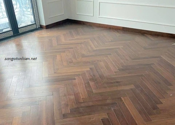 Sàn gỗ xương cá Óc Chó kết hợp với phào chân tường Óc chó đẹp