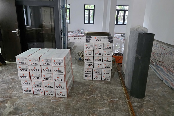 Sàn gỗ xương cá Teka tập kết tại công trình