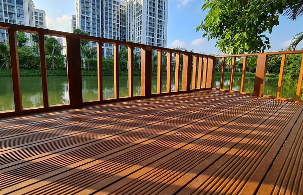 Sàn tre ngoài trời lắp lan can