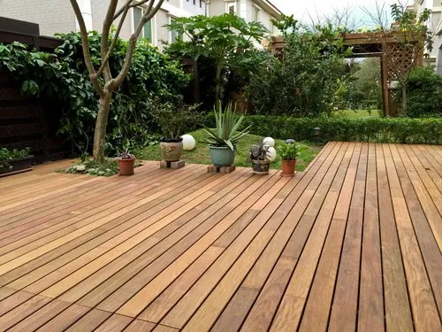 So sánh sàn gỗ tự nhiên ngoài trời với sàn gỗ nhựa composite ngoài trời