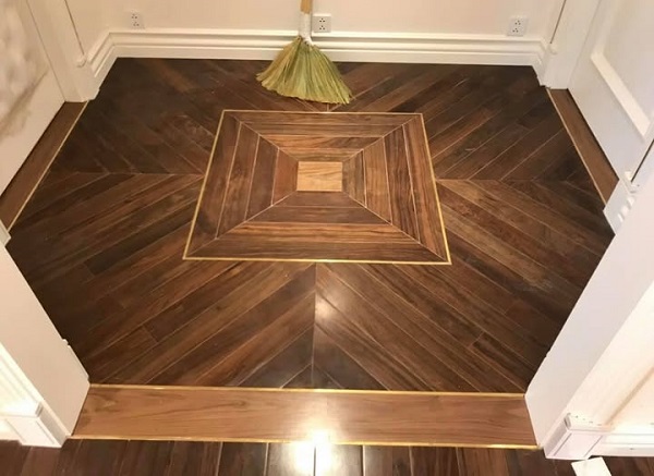 Sự kết hợp sàn gỗ Óc Chó và nẹp đồng tạo nên vẻ đẹp độc đáo nghệ thuật
