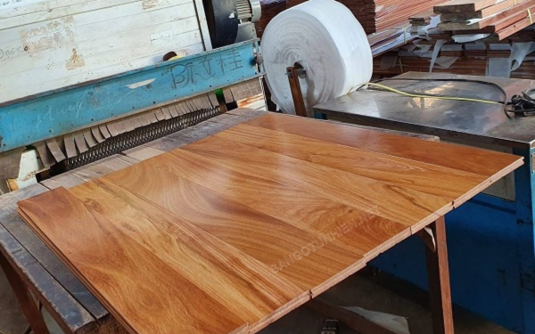 Tấm sàn gỗ Cà Chít đang hoàn thiện tại xưởng sản xuất