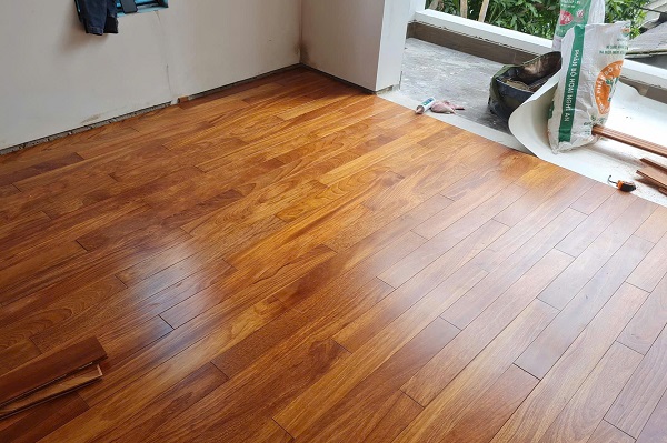 Thi công lắp đặt sàn gỗ Căm Xe