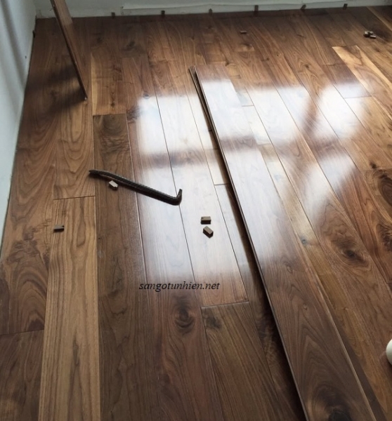 Thi công sàn gỗ Óc Chó tự nhiên với hệ hèm khóa chính xác