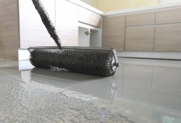 Thuê thợ hoặc tự xử lý mặt nền phẳng bằng tự san phẳng
