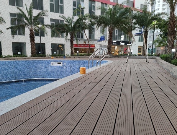 sàn gỗ ngoài trời lắp bể bơi