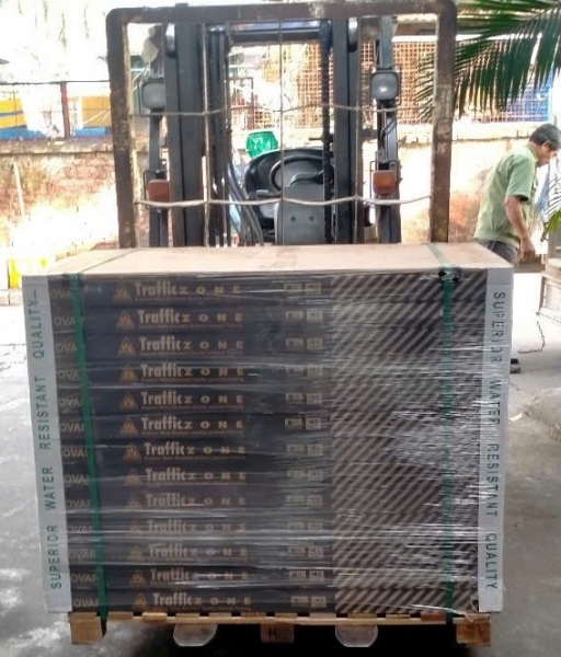 Vận chuyển sàn gỗ Alsafloor vào công trình 