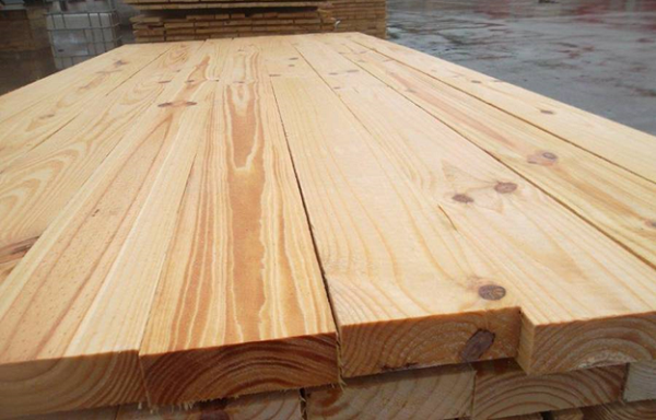 Ván gỗ keo xẻ sấy có màu vàng sáng, vân gỗ tự nhiên và các mắt gỗ đặc trưng 