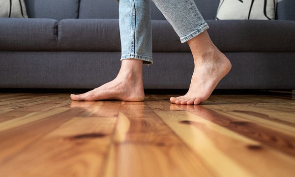 Ván sàn gỗ giúp giảm mỏi chân khi đứng lâu