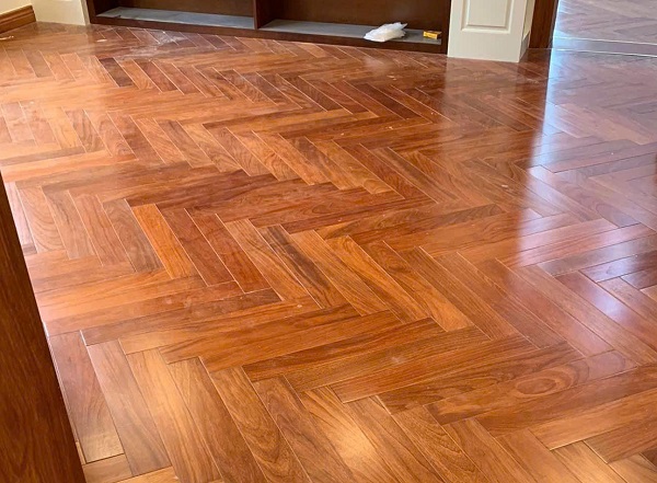  Ván sàn gỗ xương cá Căm Xe đẹp lắp phòng khách