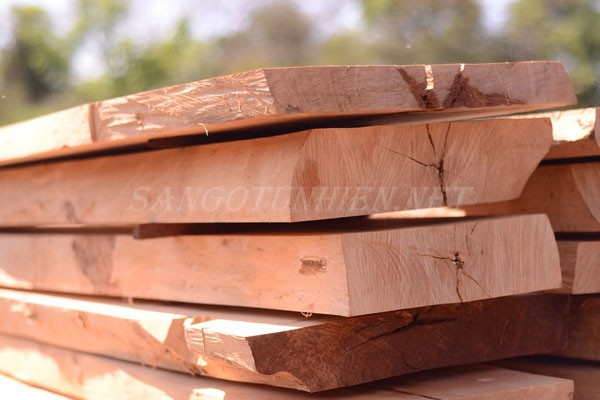 Xẻ gỗ thành các tấm ván