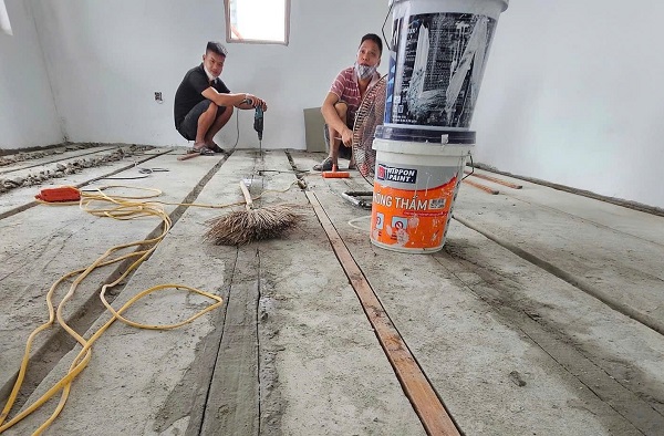 Xử lý bề mặt nền trước khi lắp đặt sàn gỗ